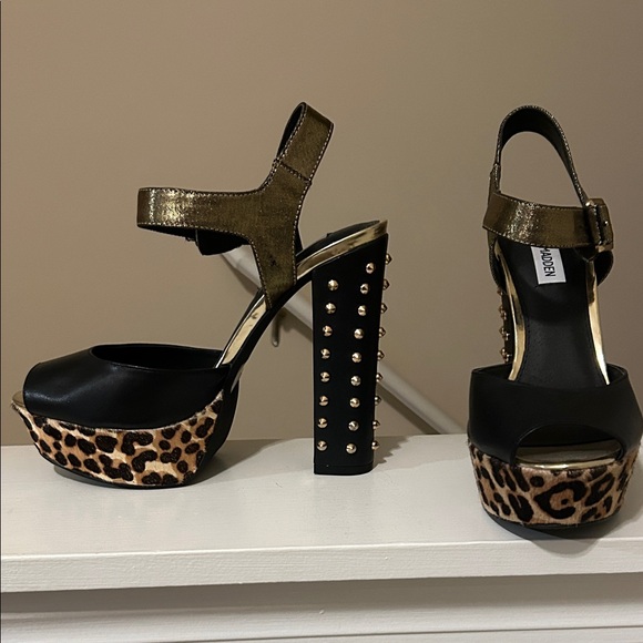 Steve Madden Black and Gold Heels - Picture 1 of 4